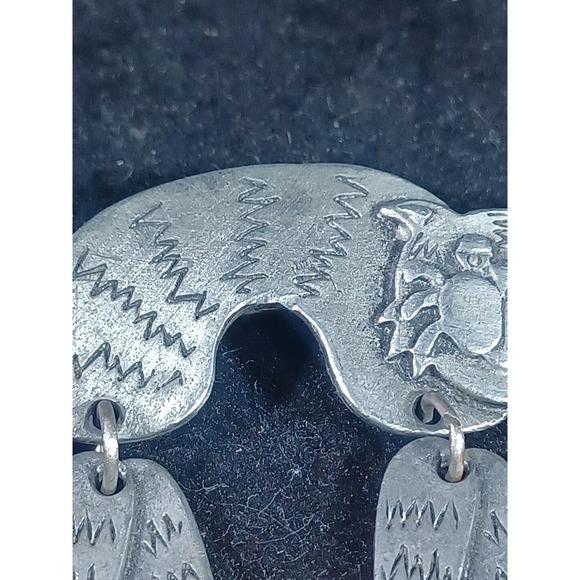 Sleepy tabby cat with Dangle legs Brooch Pin - Signed JJ - Picture 9 of 11